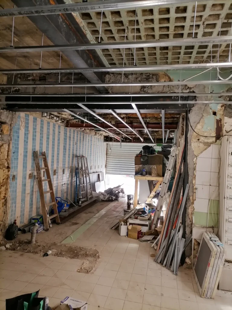 Le local avant travaux, plafond déposé et cloisons mises à nu