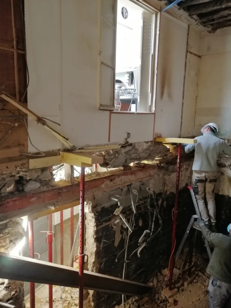 Reprise en sous-œuvre du mur porteur, compagnons PFM Bâtiment à l’ouvrage