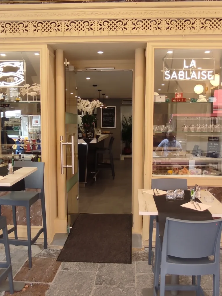 Devanture de La Sablaise, poissonnerie et restaurant, 28 rue Cler à Paris 7e