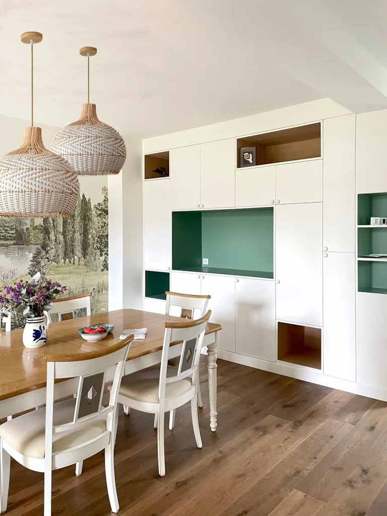 Niches vertes et bois creusées dans l’ensemble de rangements en MDF peint