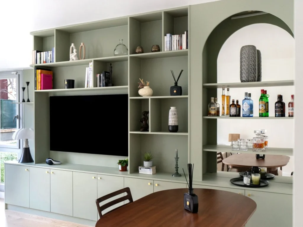 Meuble TV et bibliothèque sur-mesure réalisés par PFM Bâtiment, chantier Larousse à Nanterre