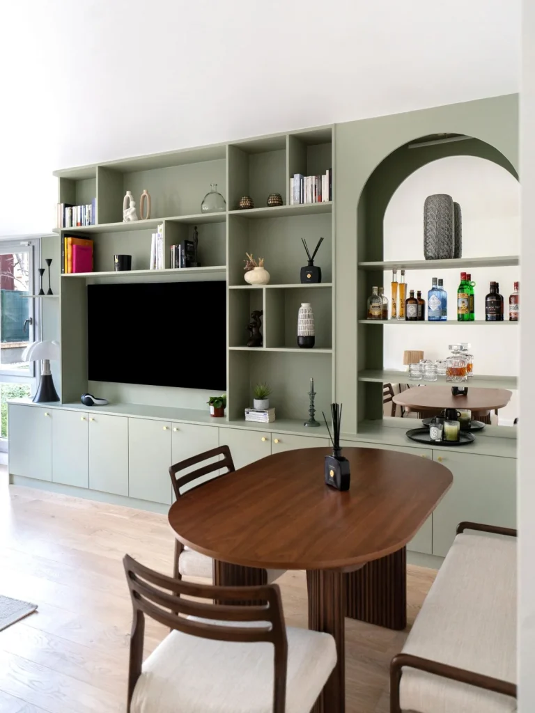 Meuble TV et bibliothèque sur-mesure occupant tout le mur du séjour, chantier Larousse à Nanterre