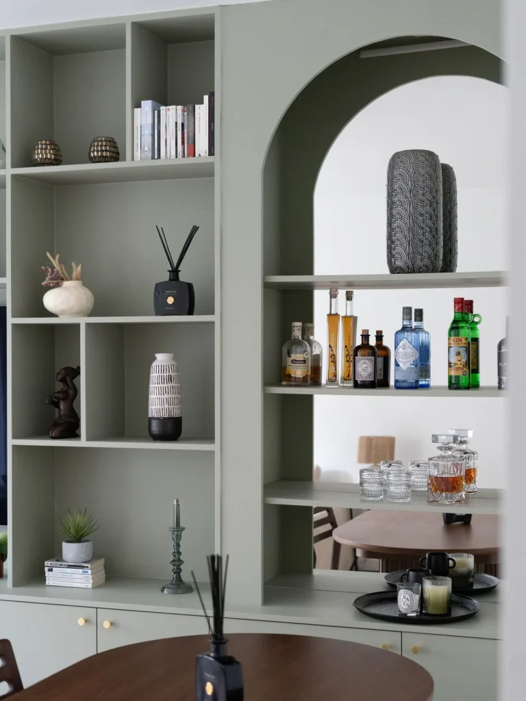 Niche cintrée à fond miroir aménagée en bar dans le meuble sur-mesure