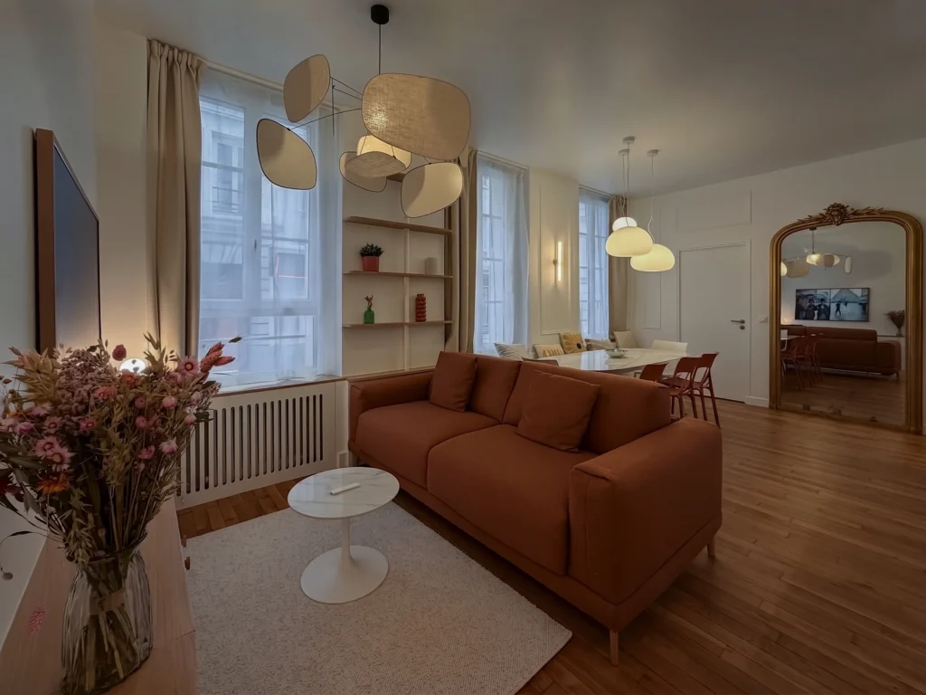 Séjour rénové de l'appartement Ganneron, rénovation complète par PFM Bâtiment