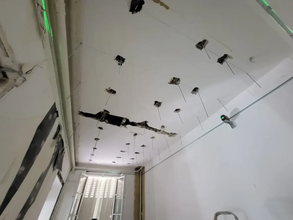 Plafond percé pour la pose des tiges filetées du faux-plafond, appartement Ganneron