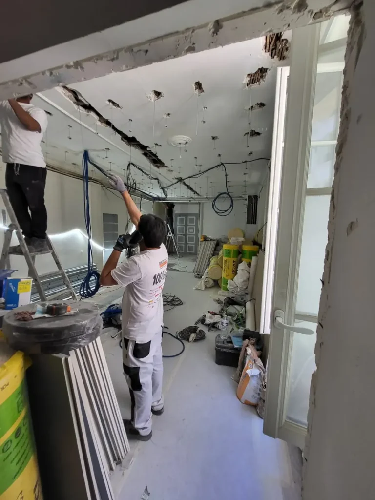 Pièce à vivre en cours de chantier, passage des réseaux électriques par les compagnons PFM Bâtiment