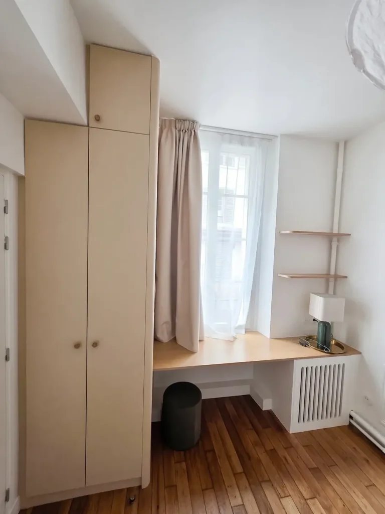 Bureau intégré à l’ensemble placard de la chambre, menuiserie sur-mesure PFM Bâtiment