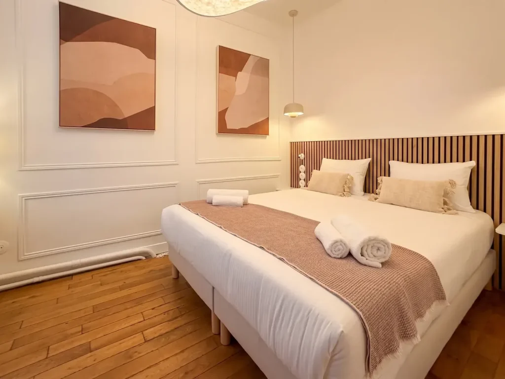 Chambre parentale avec tête de lit à tasseaux de bois fabriquée sur-mesure, appartement Ganneron