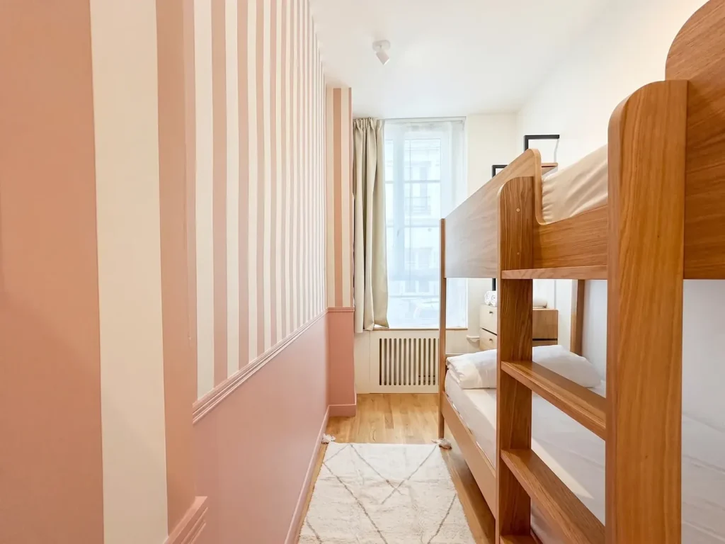 Seconde chambre équipée de lits superposés sur-mesure, appartement Ganneron