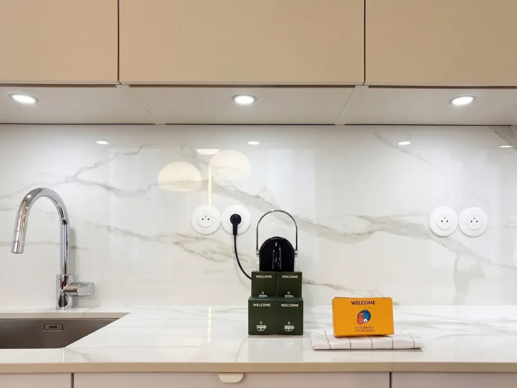 Plan de travail et crédence en marbre de la cuisine, appartement Ganneron