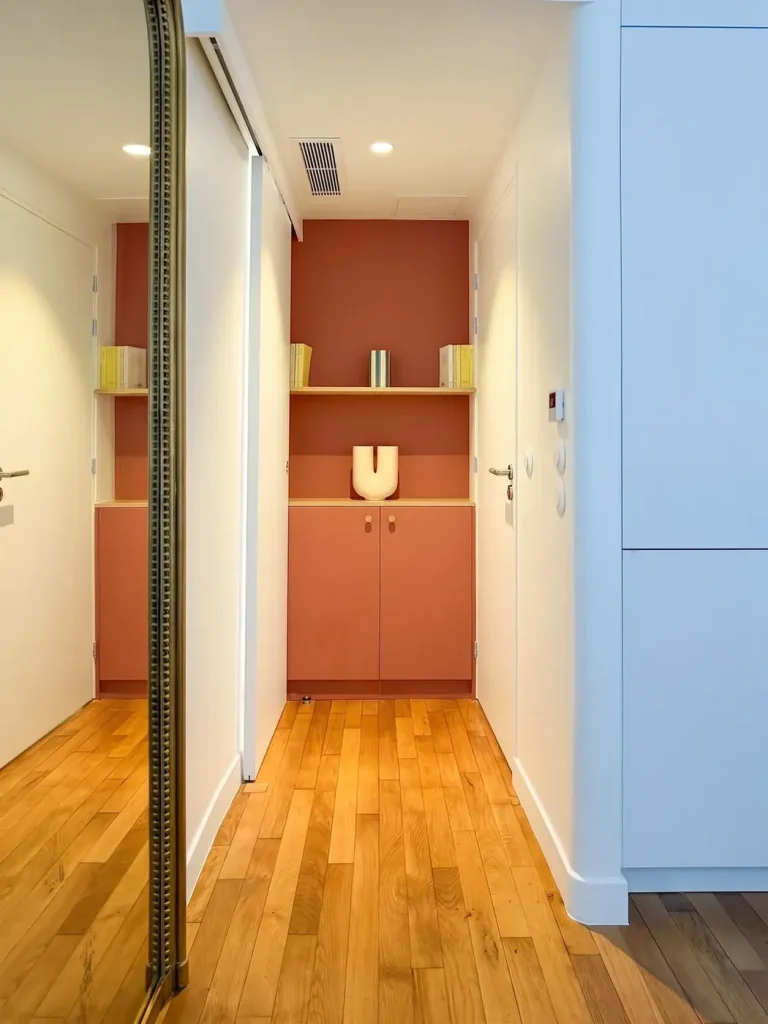 Placards toute hauteur sur-mesure dans le couloir de l’appartement Ganneron
