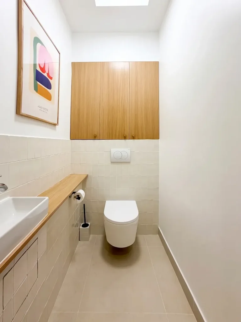 WC habillé de bois sur-mesure, appartement Ganneron rénové par PFM Bâtiment