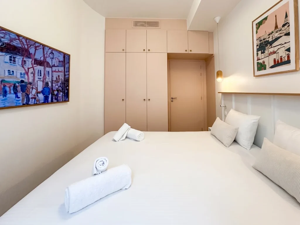 Chambre de l’appartement Lathuille avec dressing sur-mesure toute hauteur, du sol au plafond