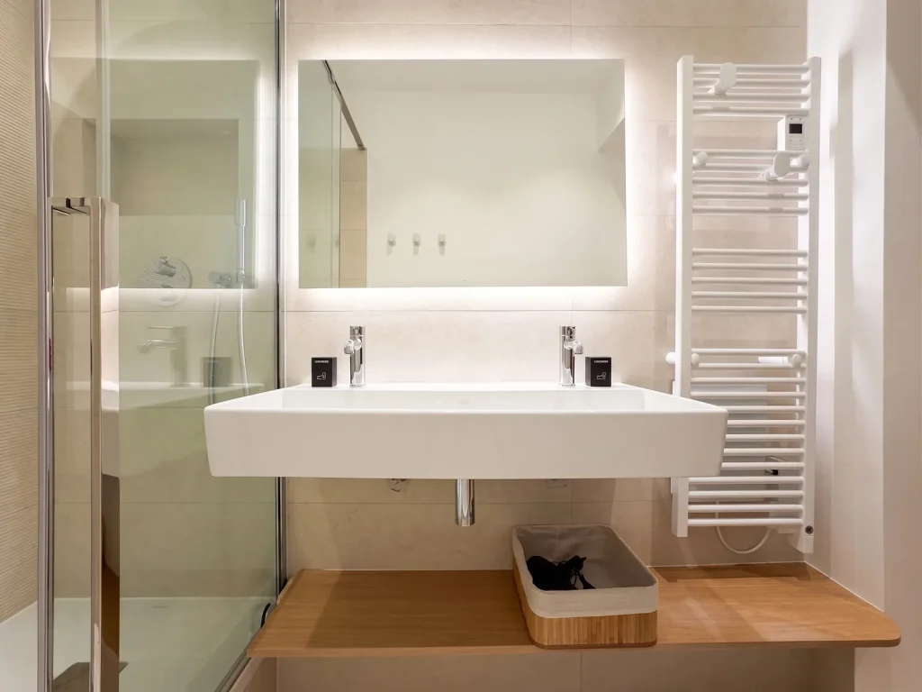 Salle de bain de l’appartement Lathuille, vasque double et miroir rétroéclairé