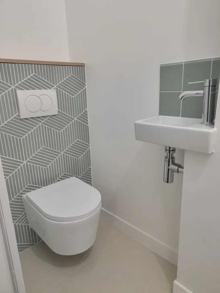 WC de l’appartement Lathuille avec lave-mains suspendu et faïence verte
