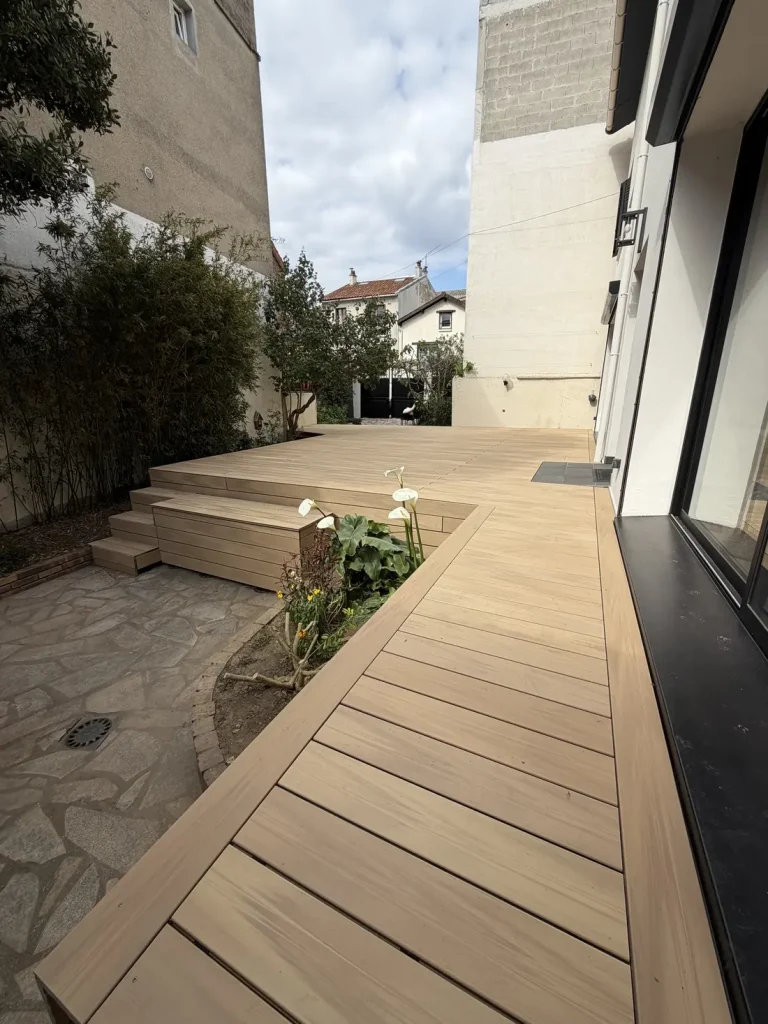 Passage en lames de garapa posées en biais, le long de la maison