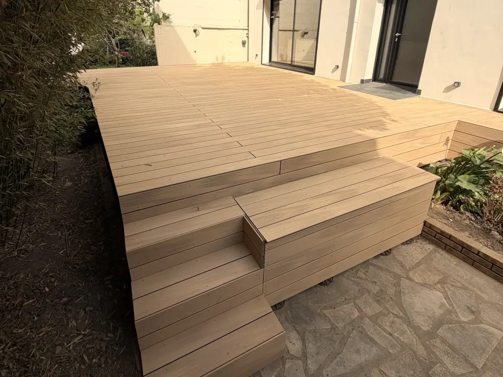 Terrasse en bois garapa et ses deux marches, devant la maison