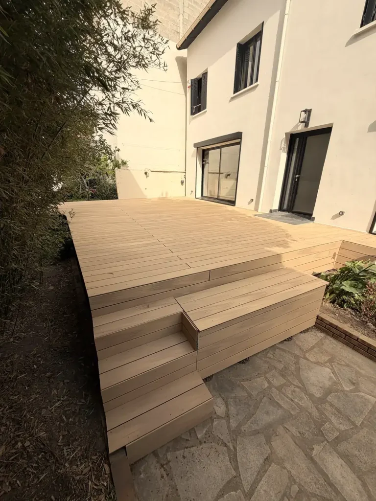 Les deux marches de la terrasse, côtés fermés par des planches pleines