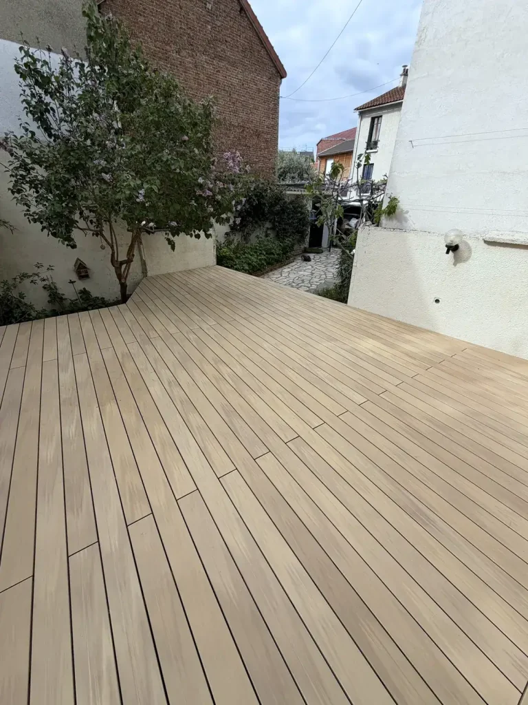 La grande plateforme de la terrasse en garapa, vue vers le fond du jardin